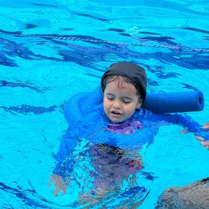 Clase de natación infantil en Kids Tree Learning Club, mejorando habilidades psicomotoras y autoconfianza Jardín Campestre Montessori Bilingüe Cajicá
