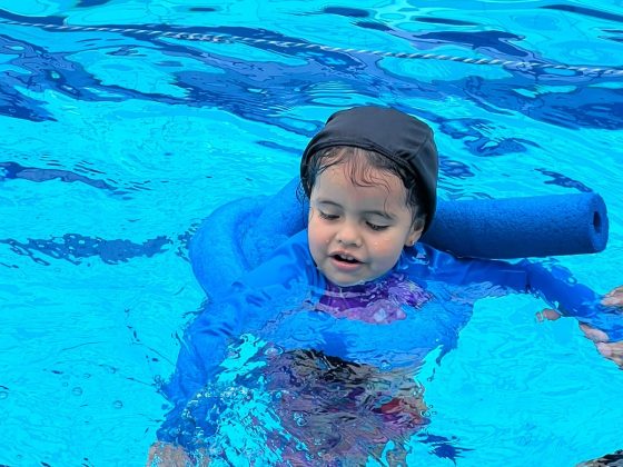 Clase de natación infantil en Kids Tree Learning Club, mejorando habilidades psicomotoras y autoconfianza Jardín Campestre Montessori Bilingüe Cajicá
