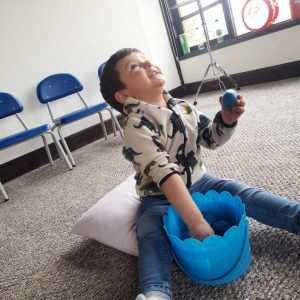 Niños aprendiendo a través del juego en Kids Tree Learning Club Jardín Campestre Montessori Bilingüe Cajicá