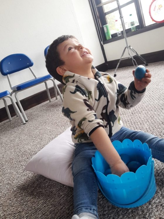 Niños aprendiendo a través del juego en Kids Tree Learning Club Jardín Campestre Montessori Bilingüe Cajicá