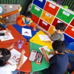 Niños pintando en Kids Tree Learning Club Jardín Campestre Montessori Bilingüe Cajicá