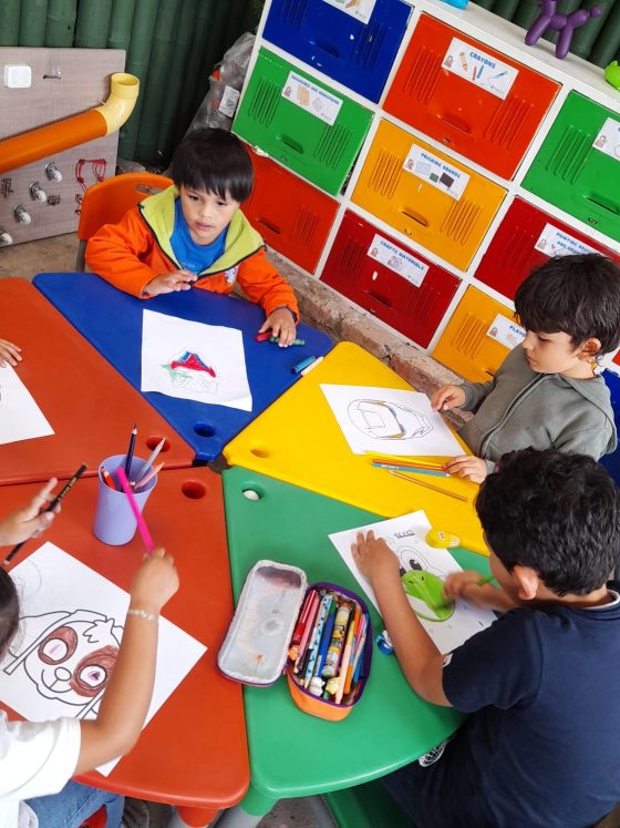 Niños pintando en Kids Tree Learning Club Jardín Campestre Montessori Bilingüe Cajicá