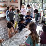Guardería y Daycare Kids Tree Cajicá – Innovador cuidado flexible para Niños hasta 7 Años Niños explorando texturas en el juego sensorial en Kids Tree Learning Club Jardín Campestre Montessori Bilingüe Cajicá