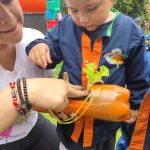 Niños aprendiendo sobre sostenibilidad en la granja de Kids Tree Learning Club