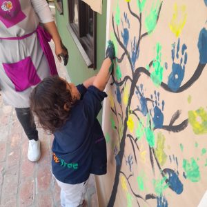 Pintura con las Manos en Kids Tree Learning Club Pintura con las Manos en Kids Tree Learning Club
