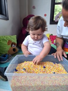 Niños explorando texturas en Kids Tree Learning Club