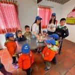 Guardería y Daycare Kids Tree Cajicá – Innovador cuidado flexible para Niños hasta 7 Años Niños explorando diferentes texturas en una actividad de cocina en Kids Tree Learning Club