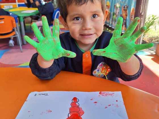 Manos de niños pintadas con colores vivos en Kids Tree Learning Club