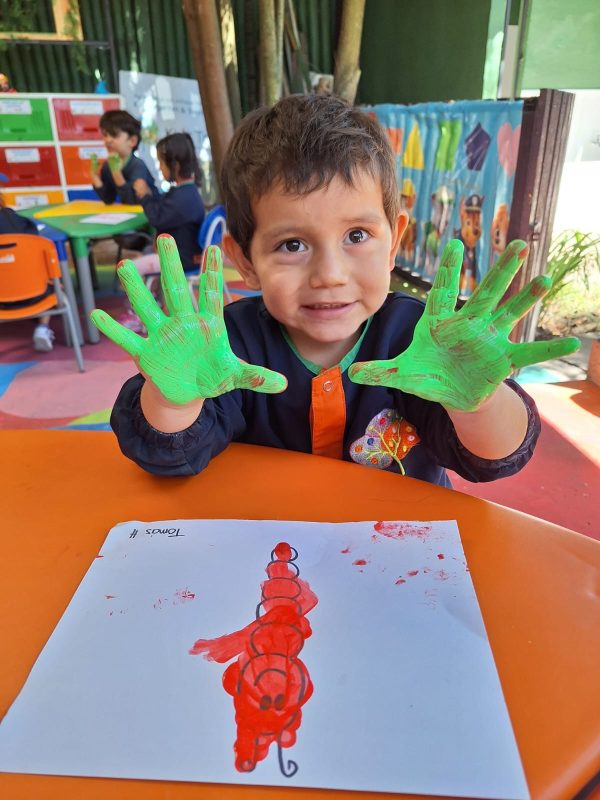 Manos Pintadas con Colores en Kids Tree Learning Club