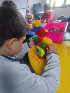 Actividades STEAM robótica en Kids Tree. Jardín Campestre Montessori Cajicá