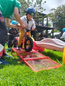 Aventuras en dos ruedas en Kids Tree. Jardín Campestre Montessori Cajicá