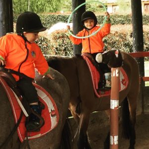 Clases de equitación para niños en Kids Tree Jardín Campestre Montessori Bilingüe Cajicá.