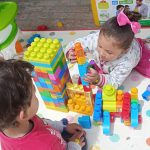 Niños explorando STEAM en Kids Tree Jardín Campestre Montessori Bilingüe Cajicá